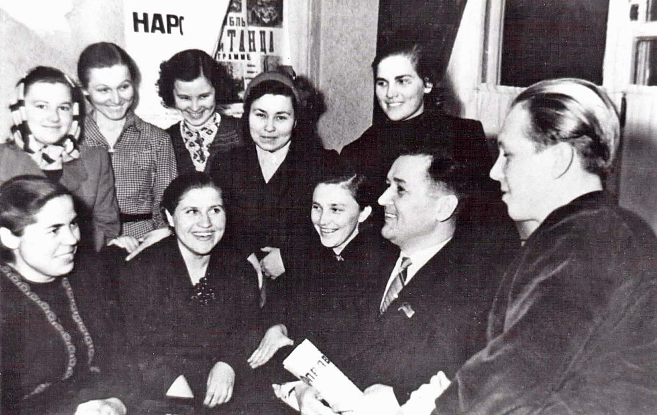 Олесь Гончар і Анатолій Семенюта (праворуч) під час літературного вечора у майбутніх сумських педагогів